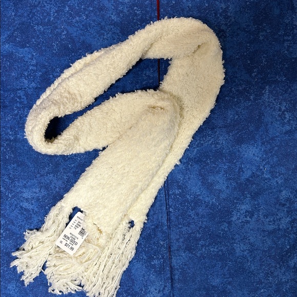 Bass Cream Textured Scarf and Glove Set - Picture 3 of 3